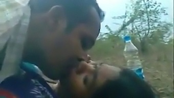 Gadis Desi Melakukan Seks Di Luar Ruangan Di Hutan