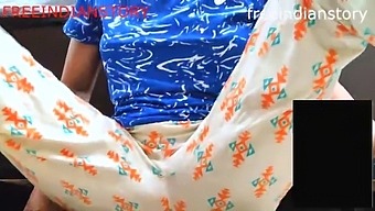 Panggilan Video Ibu Rumah Tangga Asia Muda Dengan Bibi