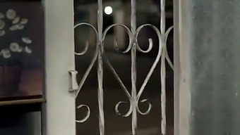 Întâlnirea Fierbinte A Mamei Mature Și A Băiatului Adolescent În Biroul De Avocatură