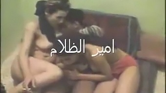 Gadis-Gadis Arab Yang Seksi Menjadi Nakal Bersama-Sama