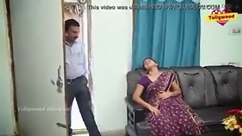 Pijatan Sensual Ibu Rumah Tangga Desi Oleh Dokter Berotot.Aku