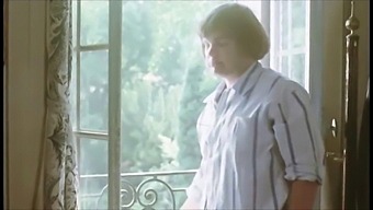 Legătura Matură Și Adolescentă Într-O Baie Relaxantă (Vintage)