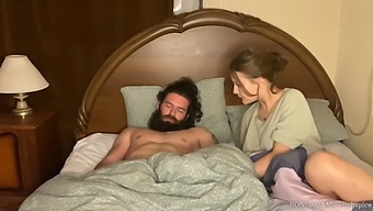 Abilitățile Orale Ale Mamei Vitrege Testate Într-Un Videoclip Hd