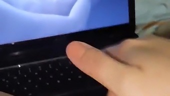 Aku Menikmati Memuaskan Diriku Sendiri Sambil Menonton Pornografi Pria Dan Mendengarkan Audio Spanyol