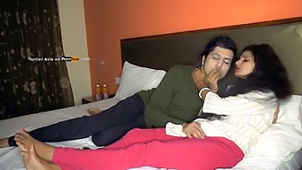 Video Seks Panas Desi Bhabhi Dengan Aksi Hardcore Dan Merokok Yang Membara