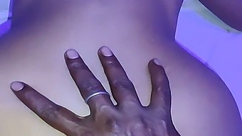 Sensuell Sex Med En Indisk Skönhet I Hundstil