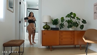 Temen Sekamarku Roxanne Roselle Punya Pantat Gede, Dia Jago Banget Ngisep Dan Ngewe.